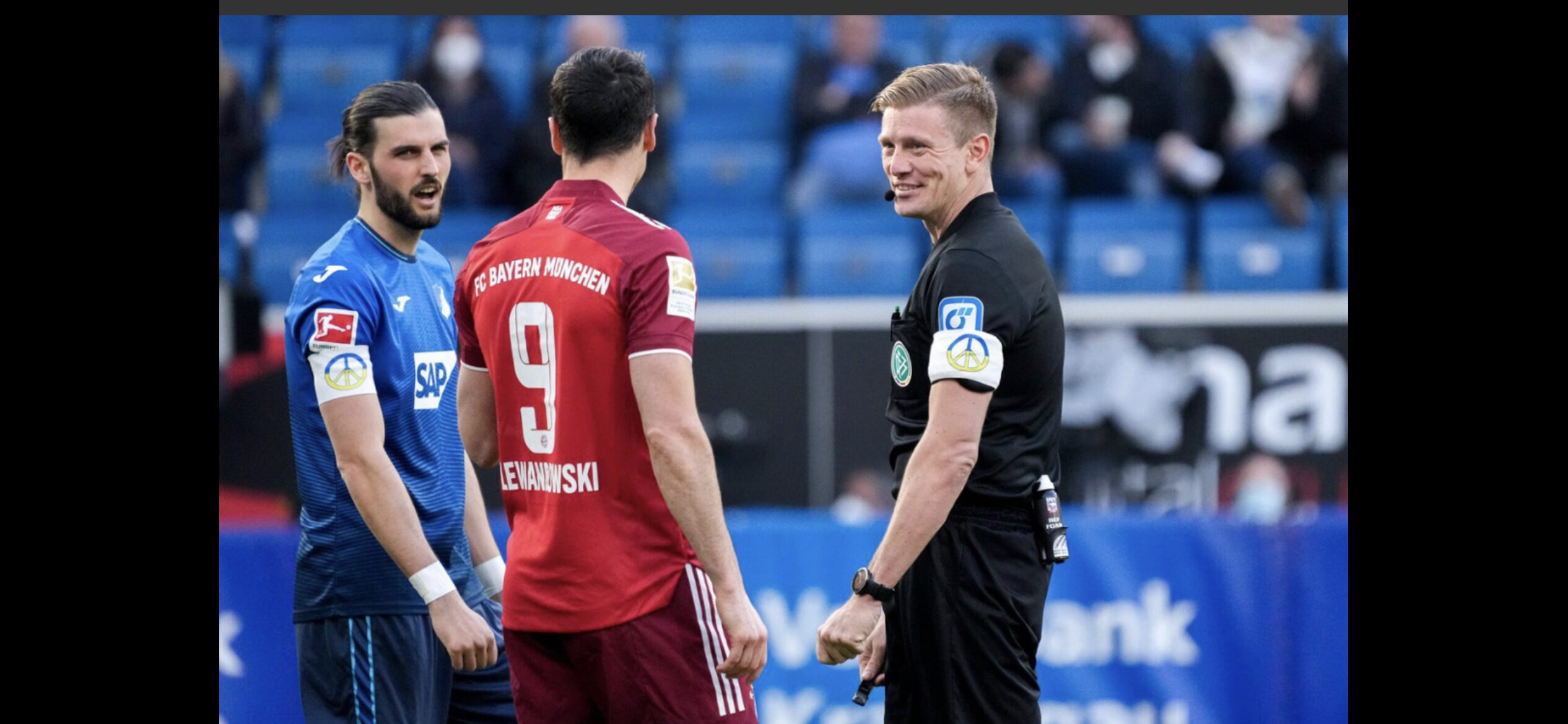 Schiedsrichter und Spieler